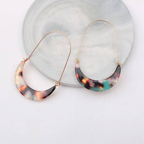 Jewelry - NWT Leopard Print Dangle Earrings
